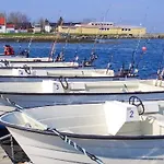 Seaside Retreat With Boats & Fishing Hébergement de vacances