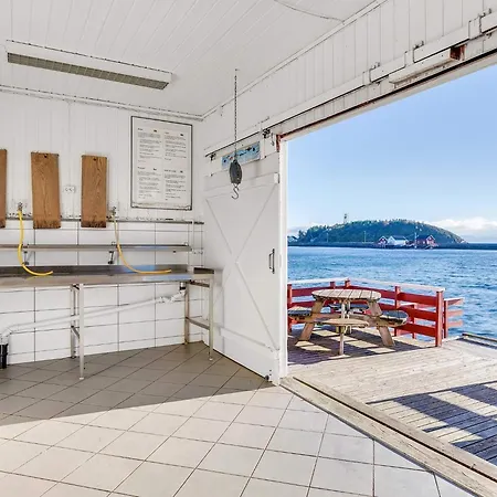 Seaside Retreat With Boats & Fishing Feriehus *