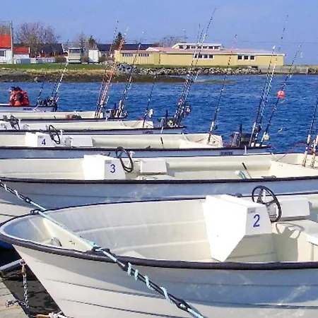 Seaside Retreat With Boats & Fishing Feriehus